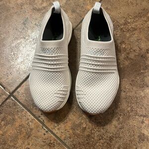 KURU Stride Wide Slip‎ on Sneaker in Off-White Size 5.5
